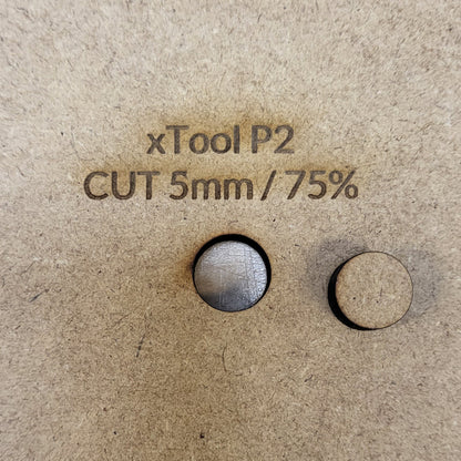Text 'xTool P2 CUT 5mm / 75%' on aMDF